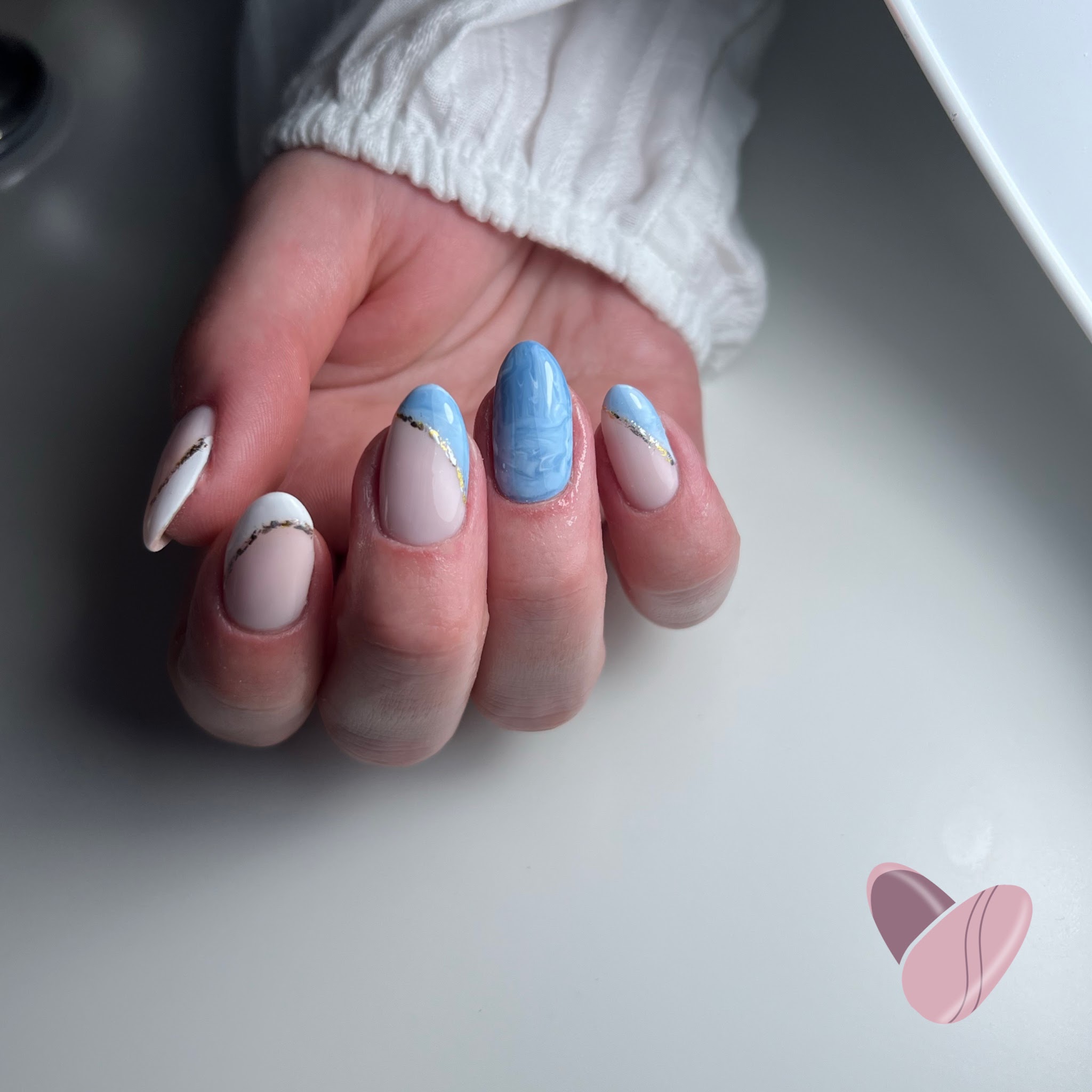 Lichtblauwe en witte nagels met een fijne gouden lijn