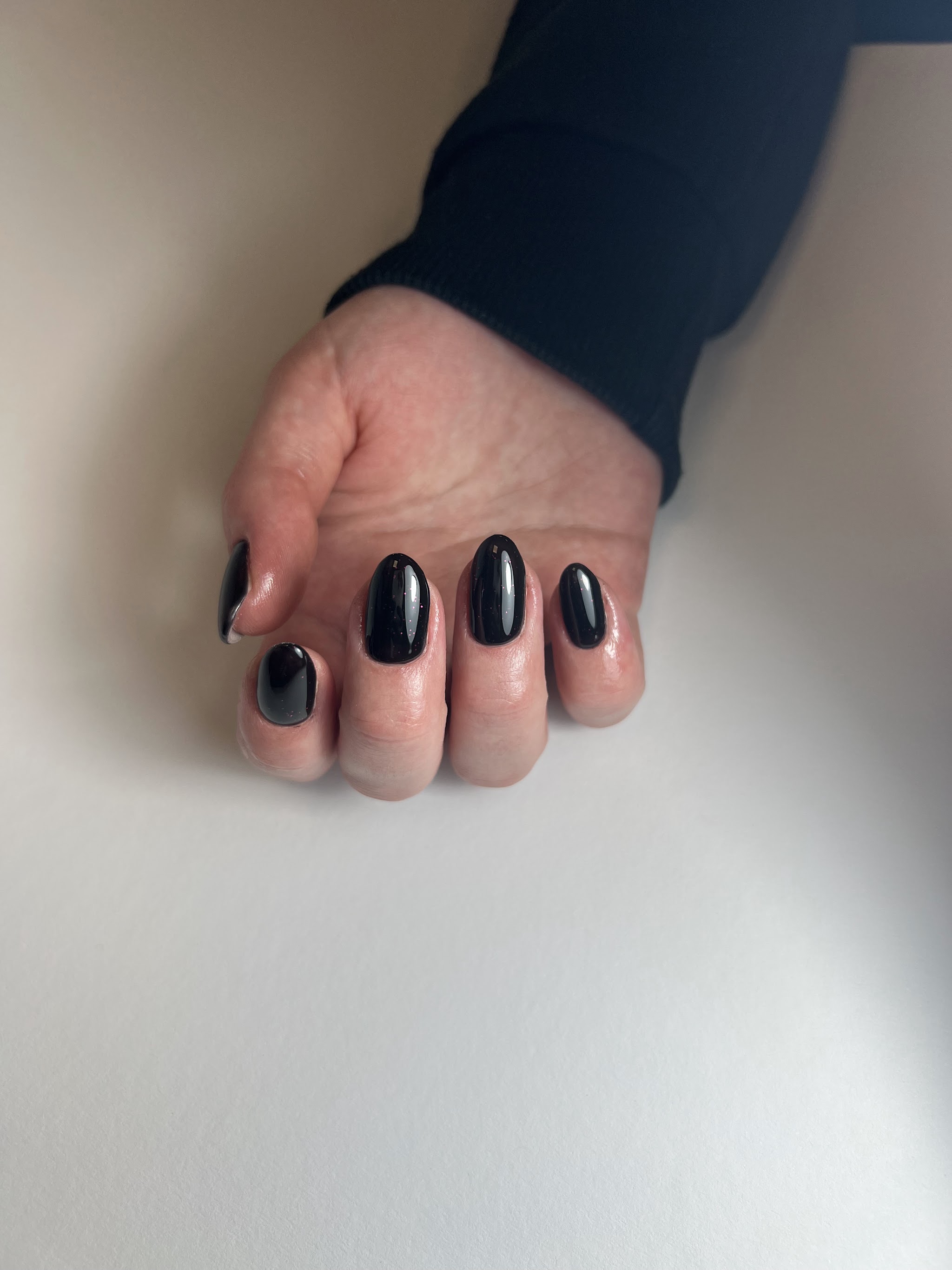 Glanzend zwarte, ovaal gevijlde nagels