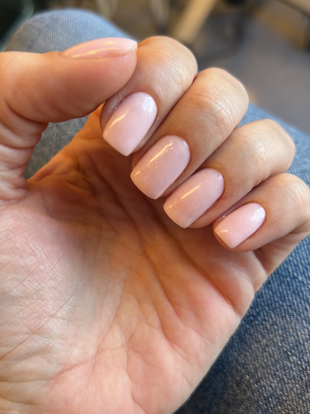 Natuurlijke roze BIAB nagels, kort en rond gevijld
